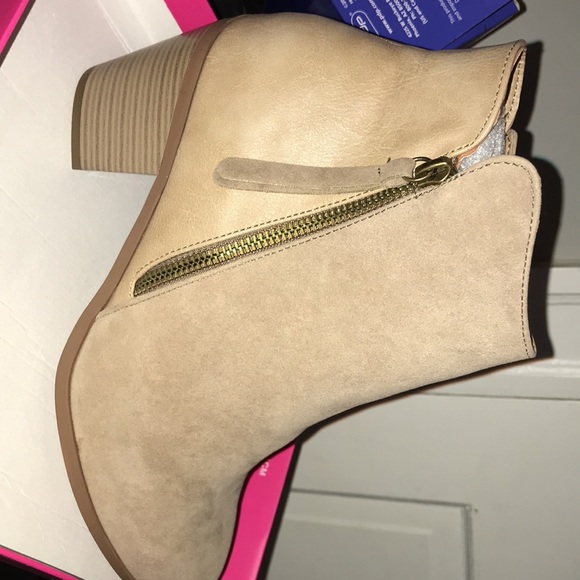 Shoes 11- 11.5 WOMENS - Picture 5 of 5